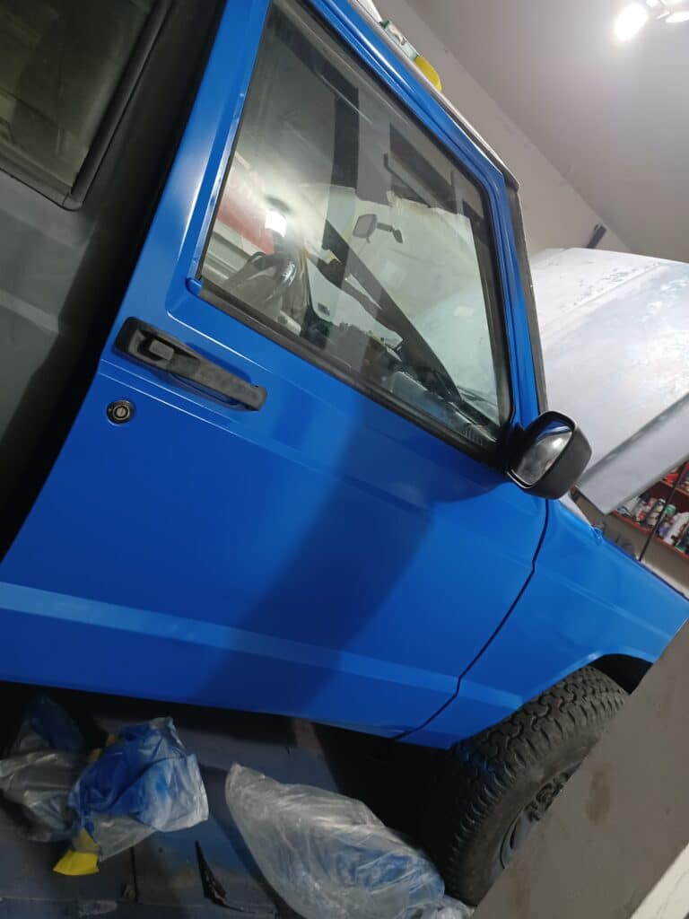 Jeep Cherokee XJ spray paint right front door with rustoleum blue